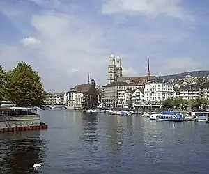 La salida del Lago de Zúrich, con el Grossmünster al fondo.