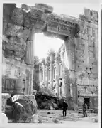 Entrada oriental al templo de Baco, identificada erróneamente en francés como «puerta del templo de Júpiter».