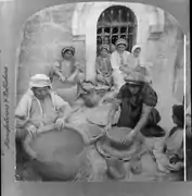 Alfareras palestinas de Ramala, levantando piezas de grande (cocio) y mediano tamaño (barreño), en 1905.