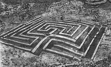 Etching of a labyrinth