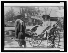 Marguerite Thompson Zorach sentada en un rickshaw