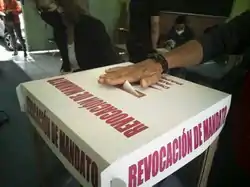 Persona insertando voto en urna. Consulta de revocación de mandato de México de 2022, Ciudad de México, México.