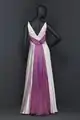 vestido de noche con corta cola fucsia, década de 1930.