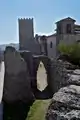 Panorámica de la Torre medieval llamada Cicerone, del arco de sexto agudo y del campanario de la Iglesia de la Santísima Trinidad en Civitavecchia di Arpino.