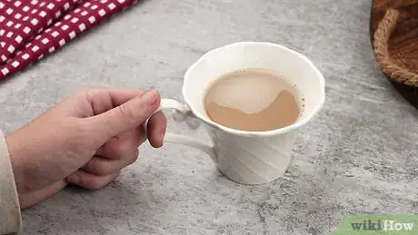 Cómo sostener la taza de té? 