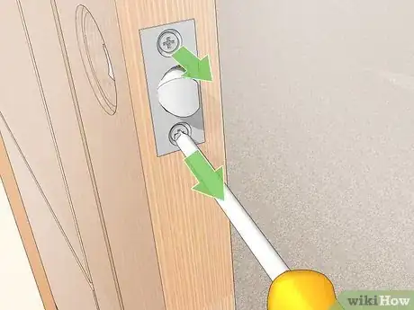 Cómo cambiar una cerradura (con imágenes) - wikiHow