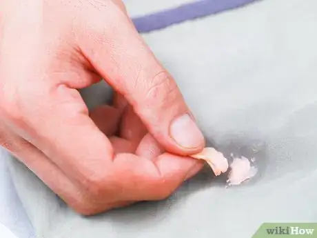 Guide pratique : Comment enlever facilement un chewing-gum collé sur un  tissu ? – Maia