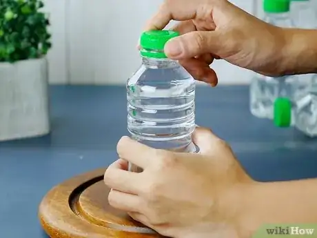 Ouvrir le bouchon d'une bonbonne d'eau 