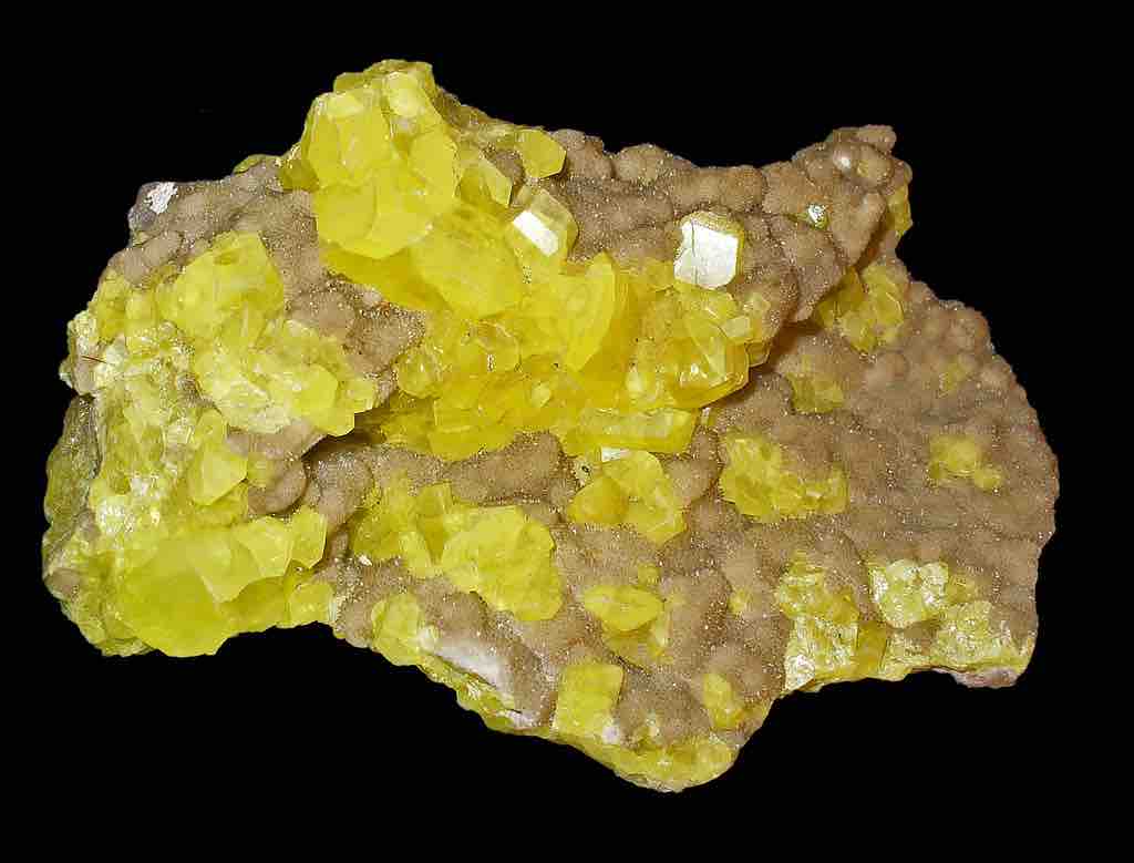 Naturally occurring sulfur crystals