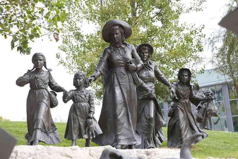 Monument to pioneer women