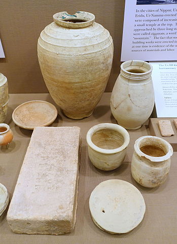 Pottery from the Ur III period