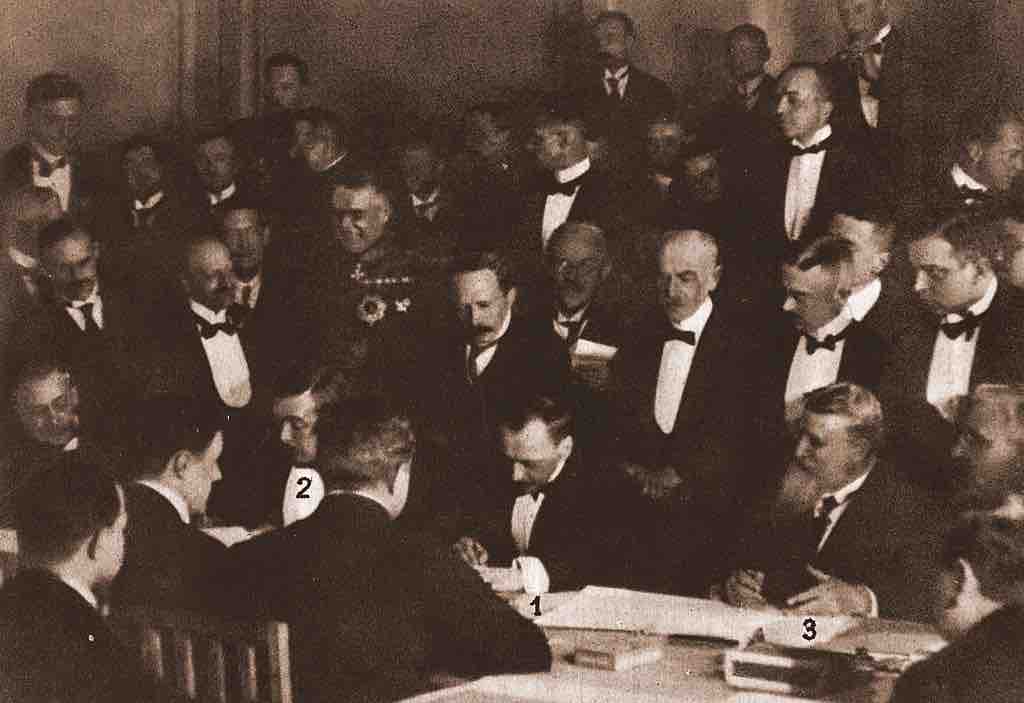 Signing the Treaty of Brest-Litovsk
