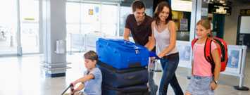 Una familia en un aeropuerto