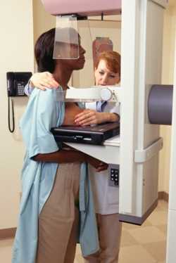 Foto de una paciente haciendo una mamografía