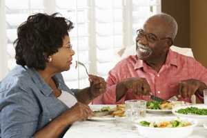 Foto de una pareja comiendo vegetales