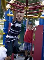 	Niños jugando en área de juegos infantiles