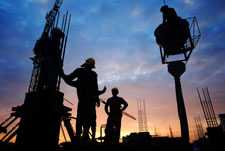 Foto de trabajadores de construcción con cielo nublado de fondo