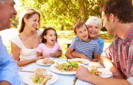 Una familia disfruta de una comida al aire libre.