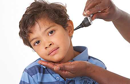 Examinando el oído de un niño
