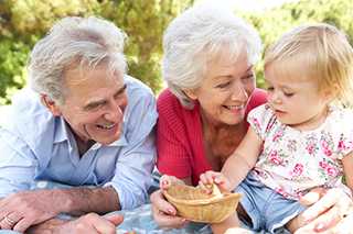 Abuelos con su nieta