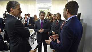 ERRB Chief Michael Gerber (R) talking with the US Ambassador to Colombia, Kevin Whitaker (L) and Colombian President, Juan Manuel Santos (C) about the launch of the INS Emergency Operations Center in January 2017.