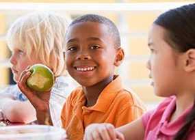 Photo: Children eating lunch in a cafeteria