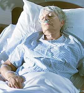 Mujer mayor enferma en la cama