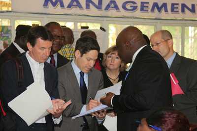 Dr. Frieden visits Sierra Leone’s Western Area Command Centre.Left to right: Dr. Stuart Nichol, Dr. Tom Frieden, Kathleen FitzGibbon, Ambassador John Hoover.