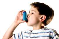 Niño pequeño con inhalador