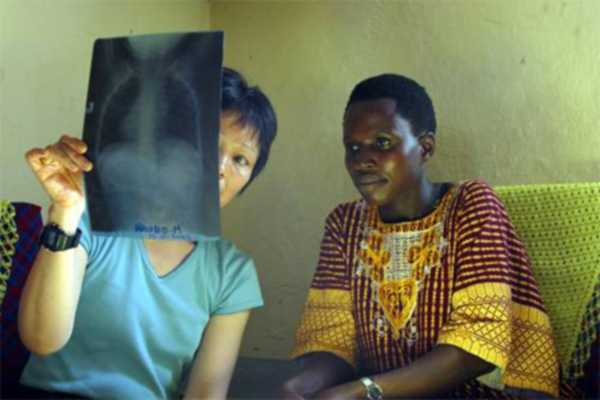 Doctors discussing an immigrant’s chest x-ray. Image courtesy World Lung Foundation Image Library.