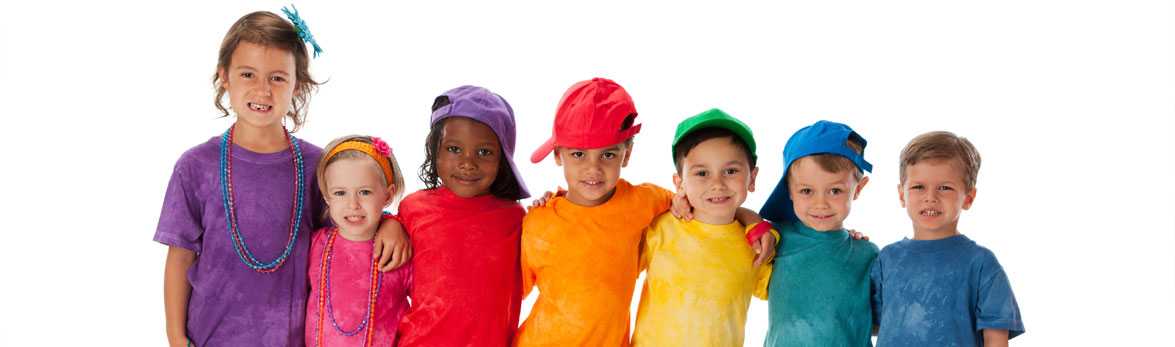 Línea de niños en edad preescolar que presentan para una foto.