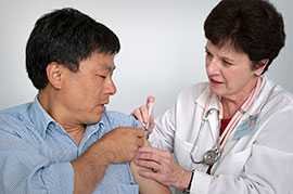 Una doctora le da a un adulto masculino una vacuna