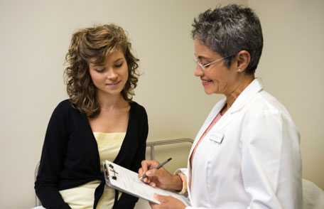 Doctora que habla con su paciente