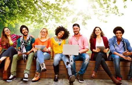 Grupo de jóvenes adolescentes con ordenadores portátiles.