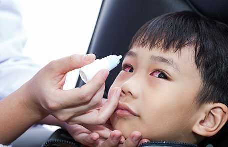 Niño con una infección de conjuntivitis.