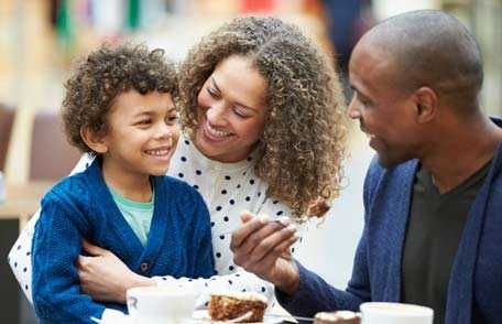 Familia come en un restaurante. 