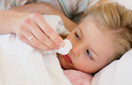 Niña enferma en su cama