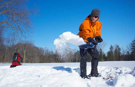 Hombre paleando nieve