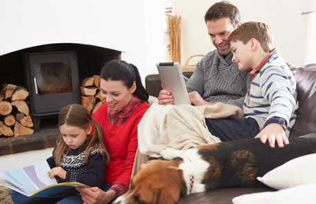 Una familia sonriendo