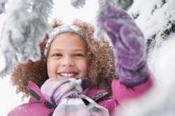 Una niña jugando afuera en invierno