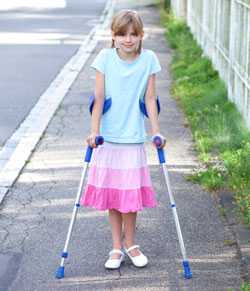 Un niña con parálisis cerebral