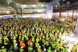 Esta foto es de un acto masivo de pausa laboral para promover la seguridad que realizaron en el 2016 los trabajadores de la obra en construcción del Casino MGM en National Harbor, Maryland.