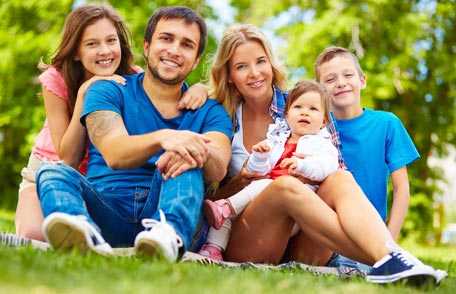 Familia sentada en la hierba