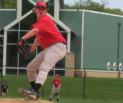 Taylor jugando baseball