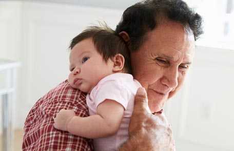 	Abuelo con bebe