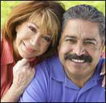 hombre y mujer sonriendo