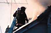 Bomberos que suben durante un incendio