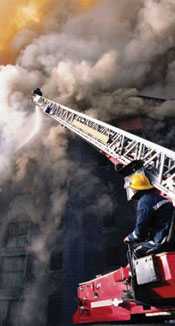 Bomberos que suben en el humo