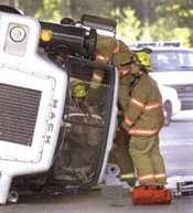 Bomberos que hacen un rescate en un carro