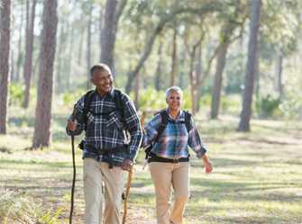 Foto: Una pareja caminando al aire libre